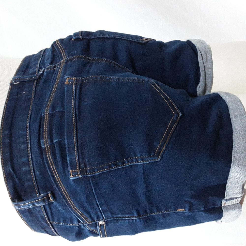 Shorts - Picture 2 of 4